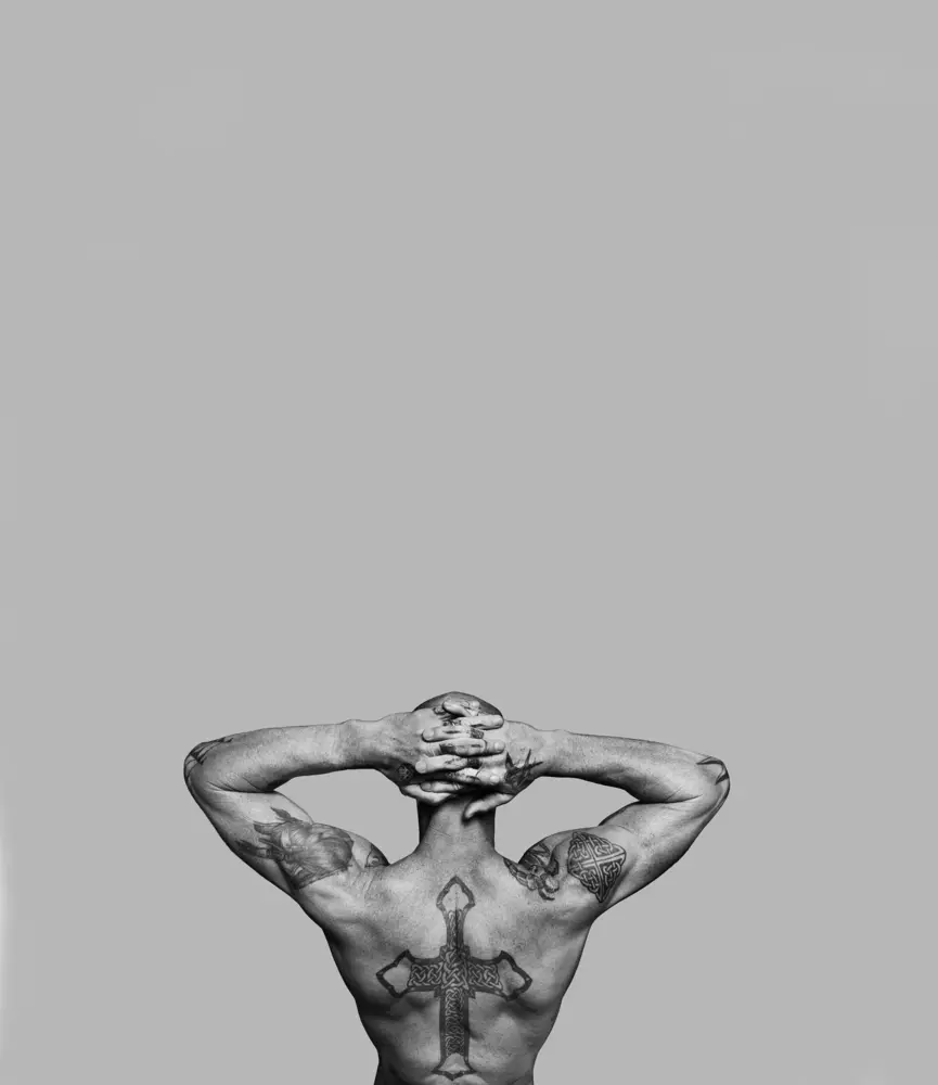 Gareth_Thomas_Mens_Health_0204_BW_Grey_Background